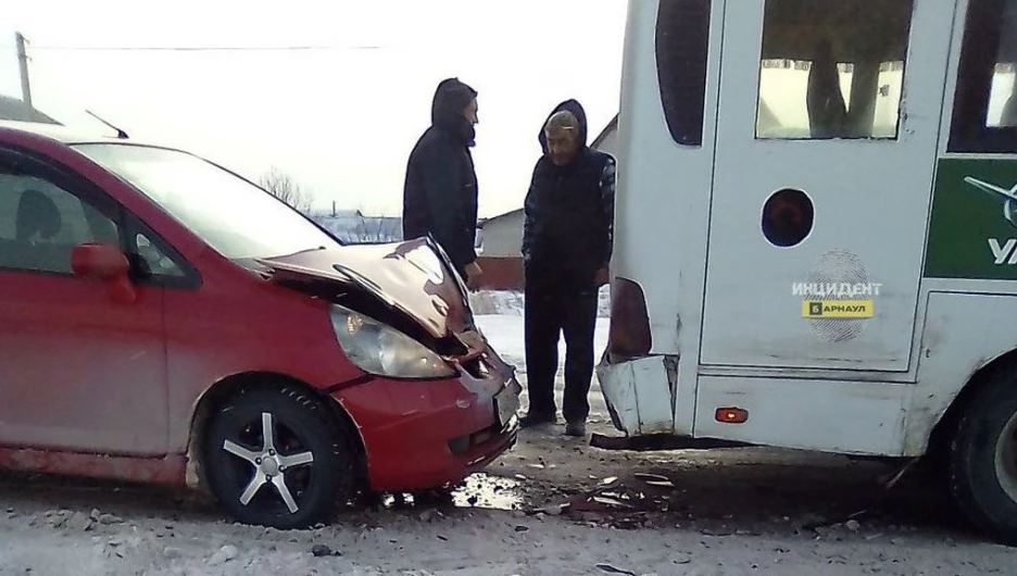 В Барнауле иномарка влетела в маршрутку.