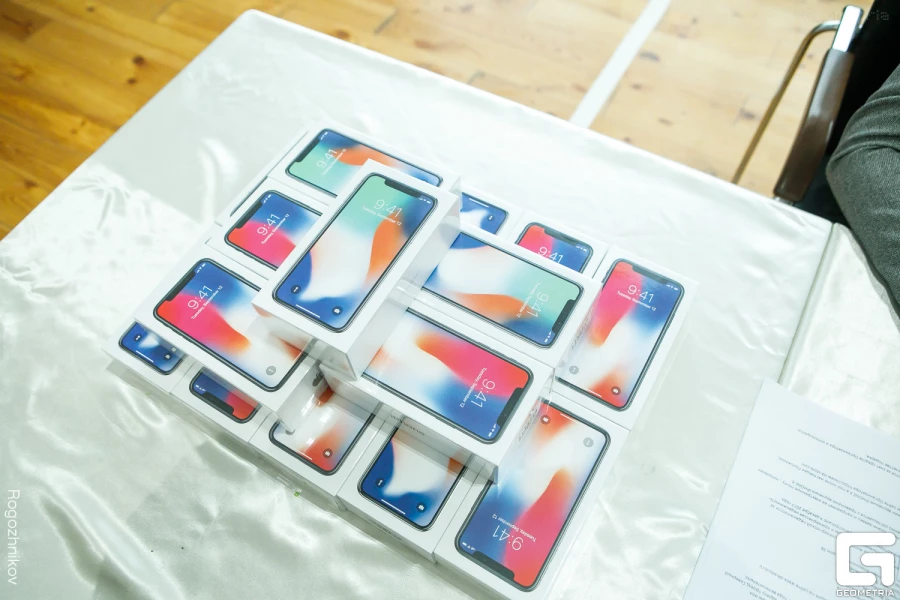 Вручение новых iPhone X.