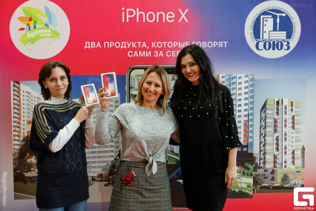 Вручение новых iPhone X.