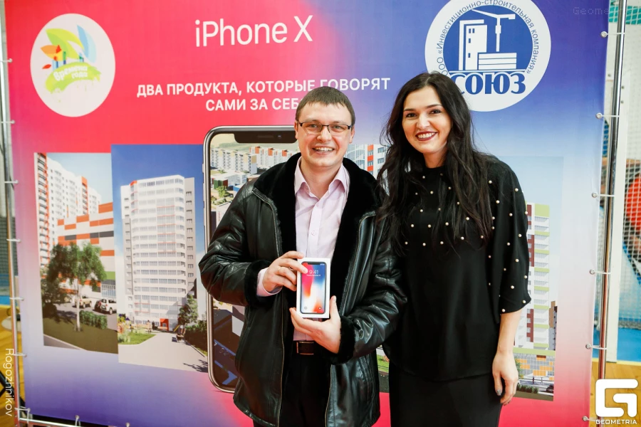 Вручение новых iPhone X.