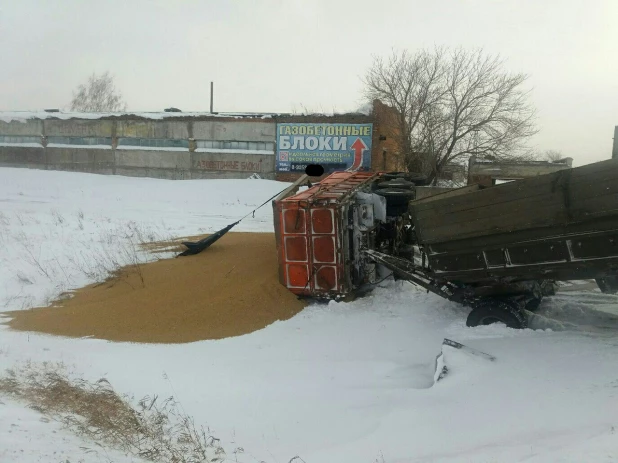 На алтайской трассе перевернулся КамАЗ.