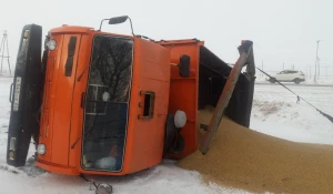 На алтайской трассе перевернулся КамАЗ.