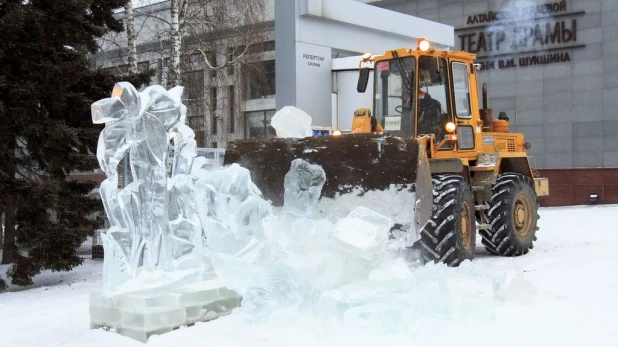 В Барнауле начали демонтировать снежный городок и елку.