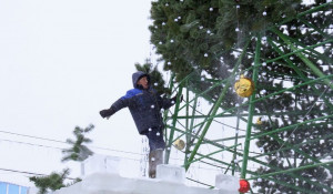 В Барнауле начали демонтировать снежный городок и елку.