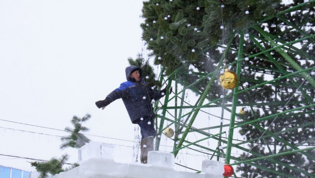 В Барнауле начали демонтировать снежный городок и елку.