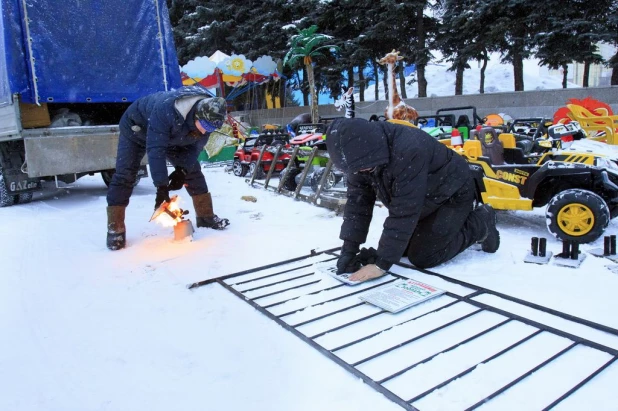 В Барнауле начали демонтировать снежный городок и елку.