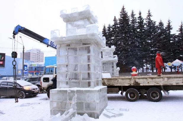 В Барнауле начали демонтировать снежный городок и елку.