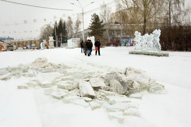 В Барнауле начали демонтировать снежный городок и елку.