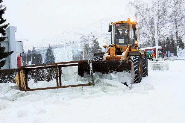 В Барнауле начали демонтировать снежный городок и елку.