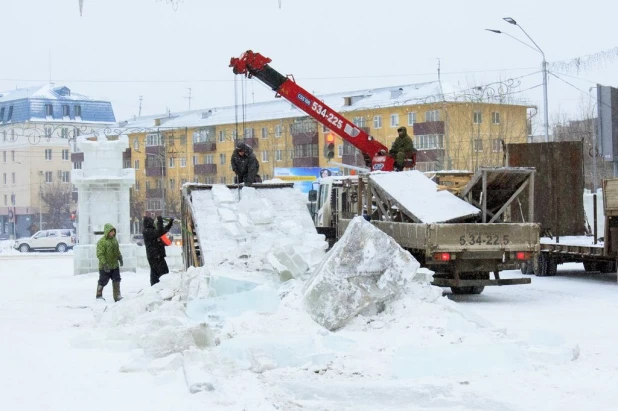 В Барнауле начали демонтировать снежный городок и елку.