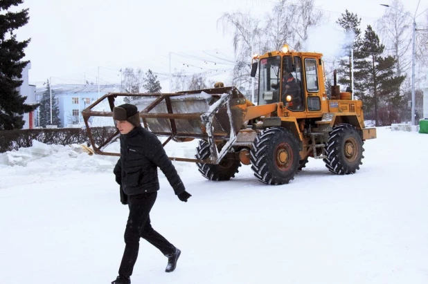 В Барнауле начали демонтировать снежный городок и елку.