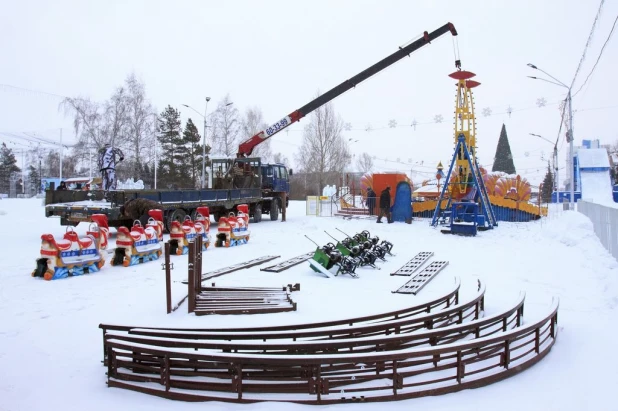 В Барнауле начали демонтировать снежный городок и елку.