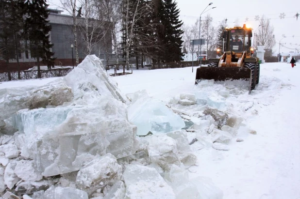 В Барнауле начали демонтировать снежный городок и елку.