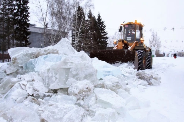 В Барнауле начали демонтировать снежный городок и елку.