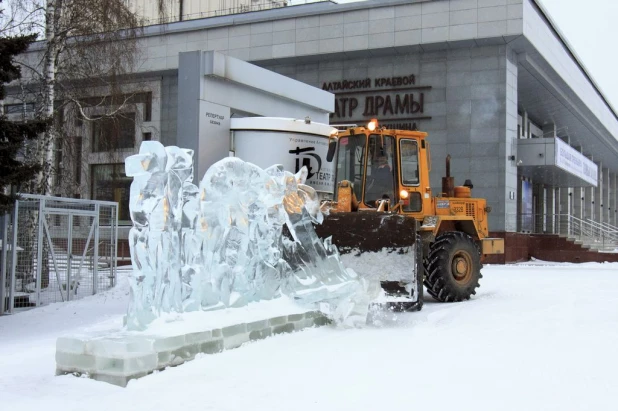 В Барнауле начали демонтировать снежный городок и елку.