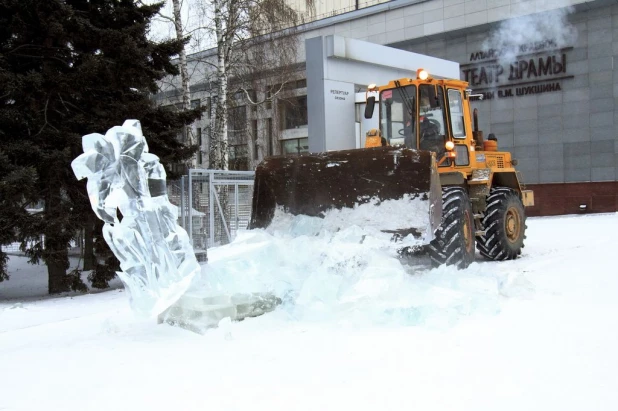 В Барнауле начали демонтировать снежный городок и елку.