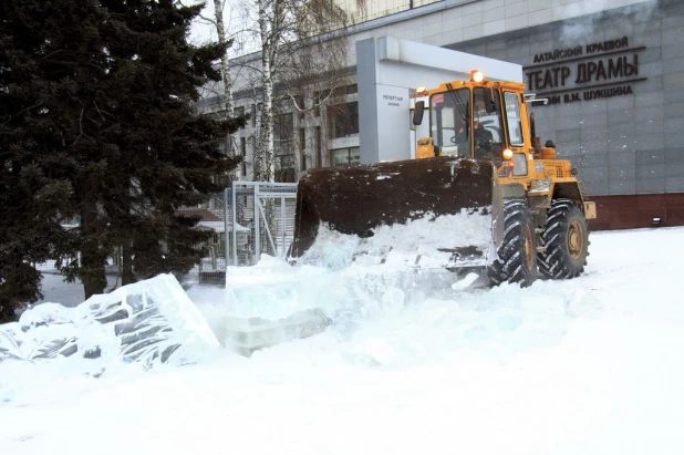 В Барнауле начали демонтировать снежный городок и елку.