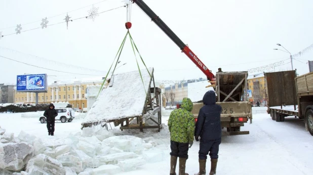 В Барнауле начали демонтировать снежный городок и елку.