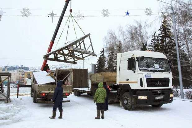 В Барнауле начали демонтировать снежный городок и елку.