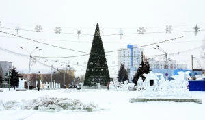 В Барнауле начали демонтировать снежный городок и елку.