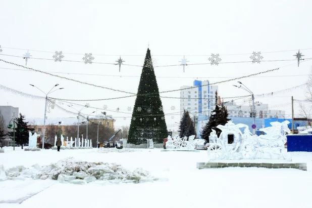 В Барнауле начали демонтировать снежный городок и елку.