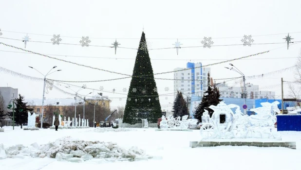 В Барнауле начали демонтировать снежный городок и елку.