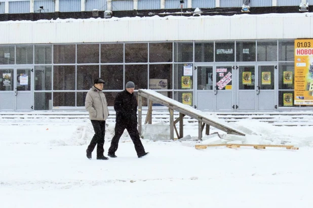 В Барнауле начали демонтировать снежный городок и елку.