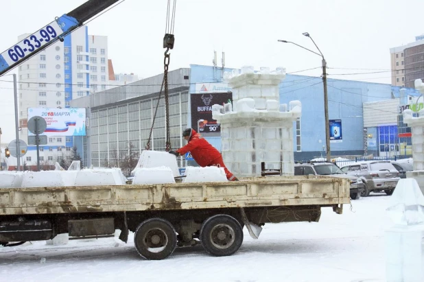 В Барнауле начали демонтировать снежный городок и елку.