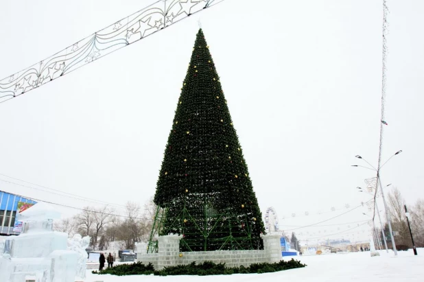 В Барнауле начали демонтировать снежный городок и елку.