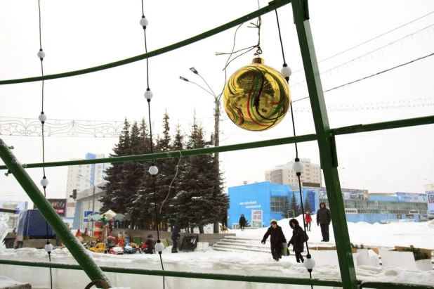 В Барнауле начали демонтировать снежный городок и елку.