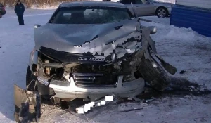 В Алтайском крае Toyota влетела в магазин, пострадали пять человек.