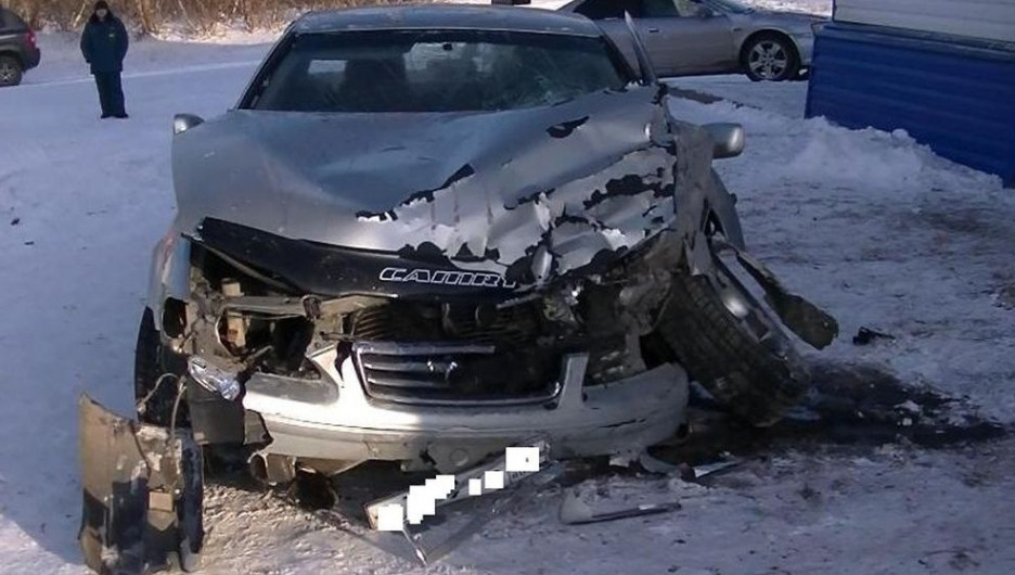 В Алтайском крае Toyota влетела в магазин, пострадали пять человек.