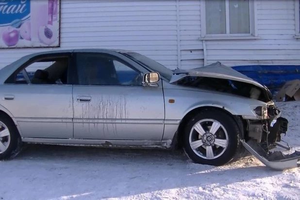 В Алтайском крае Toyota влетела в магазин, пострадали пять человек.