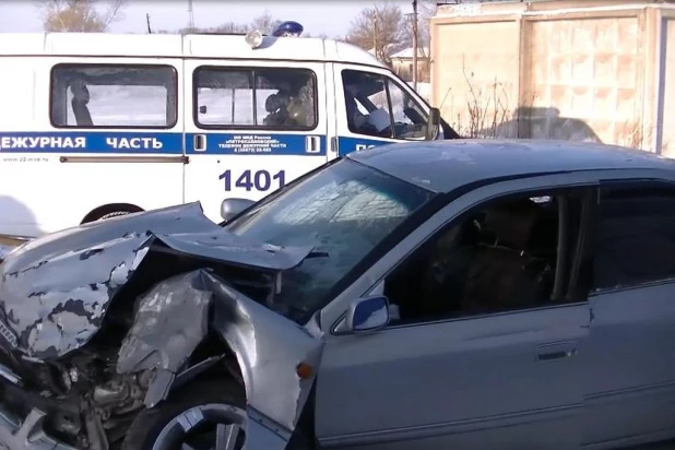 В Алтайском крае Toyota влетела в магазин, пострадали пять человек.