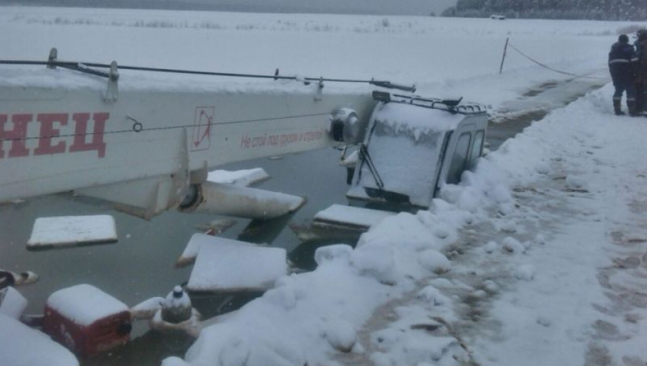 В Иркутской области под лёд Лены провалились грузовики и трактор.