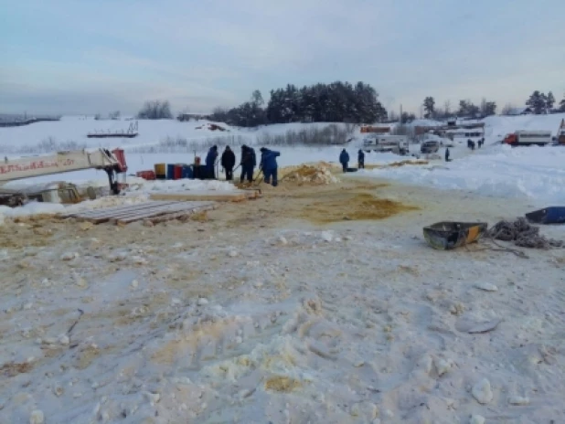 В Иркутской области под лёд Лены провалились грузовики и трактор.