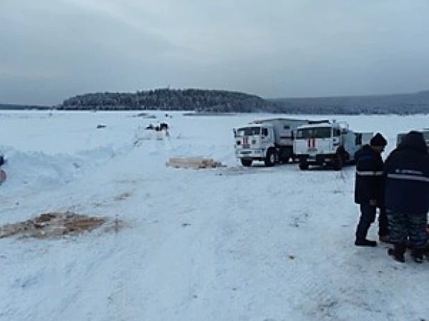 В Иркутской области под лёд Лены провалились грузовики и трактор.