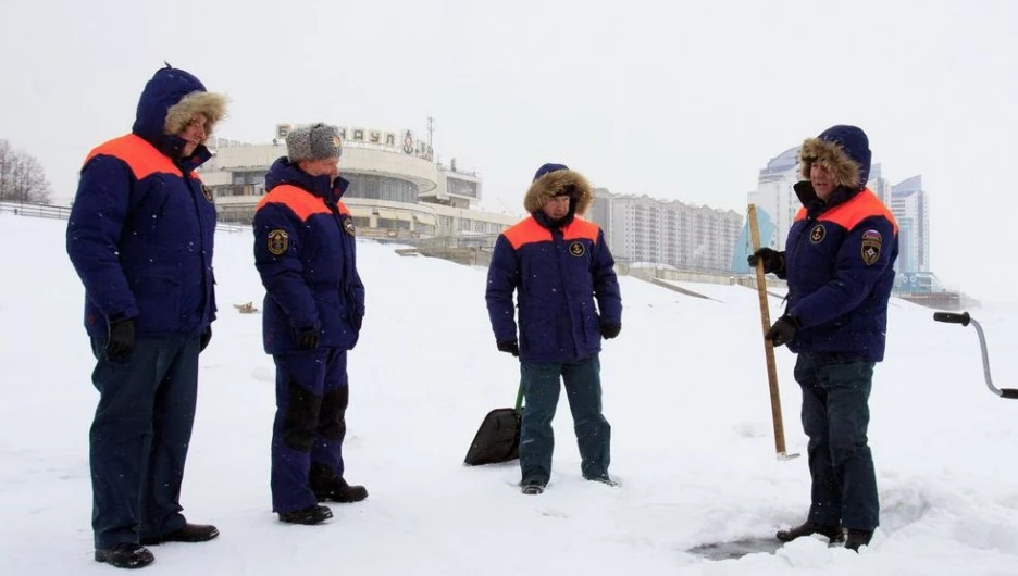 В Барнауле проверили прочность льда на месте главной крещенской купели.