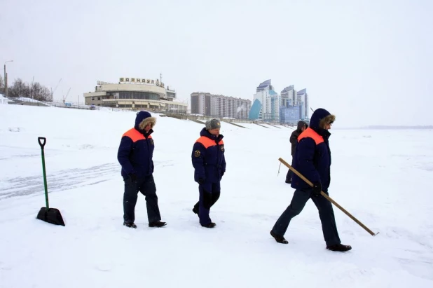 В Барнауле проверили прочность льда на месте главной крещенской купели.