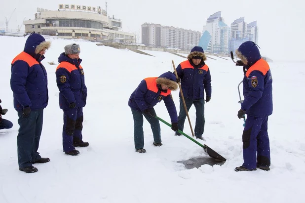 В Барнауле проверили прочность льда на месте главной крещенской купели.