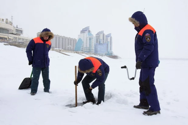 В Барнауле проверили прочность льда на месте главной крещенской купели.