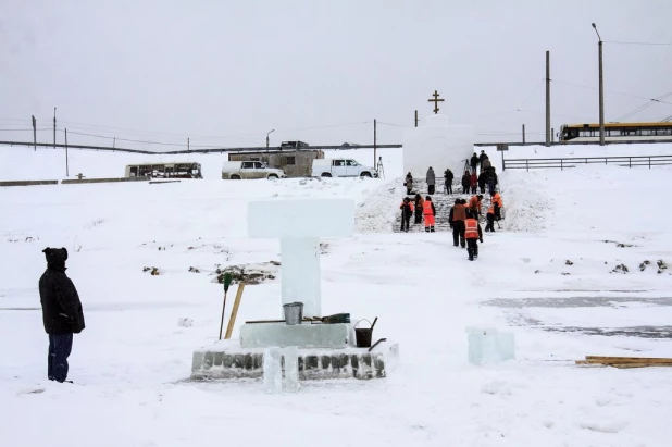 В Барнауле заканчивают подготовку Крещенского городка.