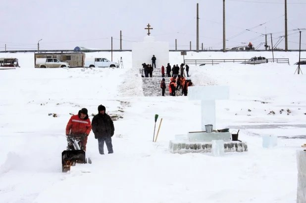 В Барнауле заканчивают подготовку Крещенского городка.