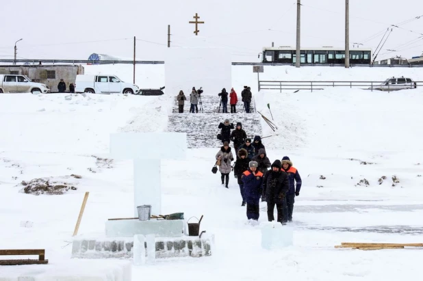 В Барнауле заканчивают подготовку Крещенского городка.