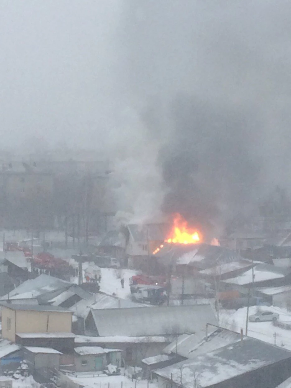 В Барнауле произошел сильный пожар в частном доме