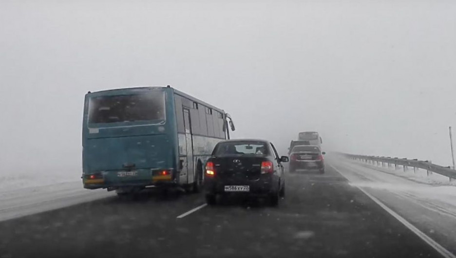 Опасный обгон автобуса на трассе Барнаул-Бийск