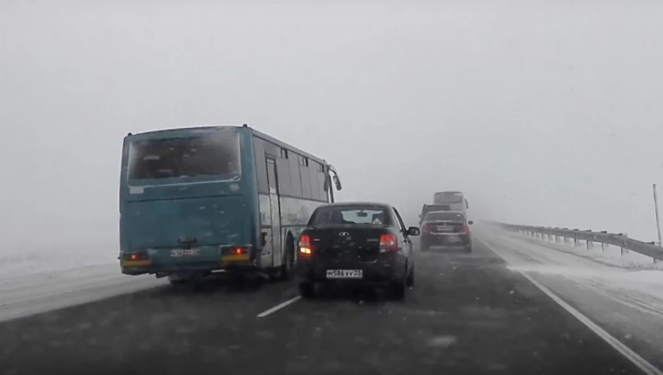 Опасный обгон автобуса на трассе Барнаул-Бийск