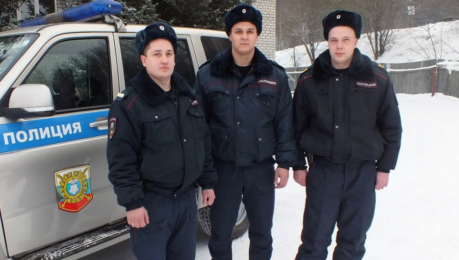 Росгвардейцы спасли двух жителей Горно-Алтайска из горящего дома.