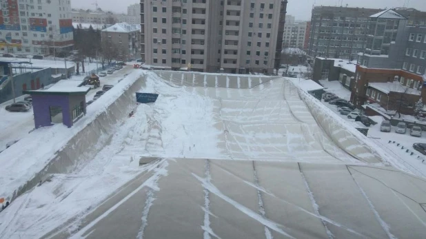 В центре Барнаула крыша спортивного комплекса прогнулась под снегом.