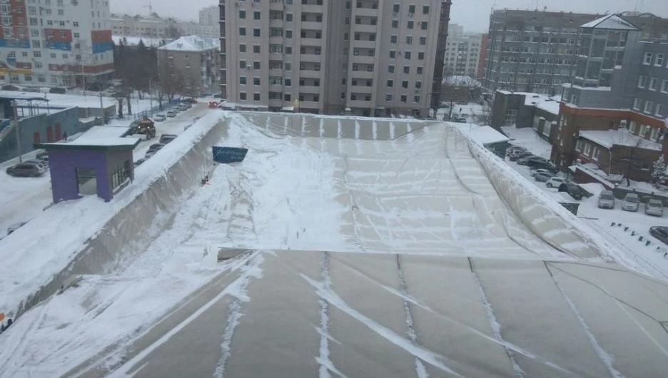 В центре Барнаула крыша спортивного комплекса прогнулась под снегом.